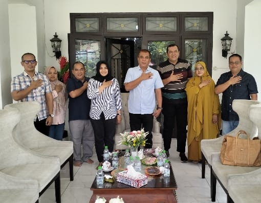 Teks foto: Bupati Madina HM Jafar Sukhairi Nasution dan Wabup Madina Atika Azmi Utammi Nasution berdiskusi dengan Kamaruddin Batubara, tokoh sukses membangun perekonomian secara massif di rantau orang. Dihadiri sejumlah pimpinan OPD.