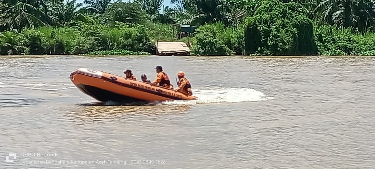 Tim SAR gabungan bersama petugas Pusdalops BPBD Aceh Tamiang sedang mencari korban yang diduga hanyut di sungai di Rantau Pakam, Kecamatan Bendahara, Kabupate Aceh Tamiang, Sabtu (19/8).