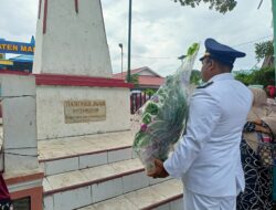 Teks foto:
Forum komunikasi pimpinan kecamatan (Forkopincam) Kotanopan dipimpin Camat Pangeran Hidayat melakukan peletakan karangan bunga di Tugu Pahlawan.