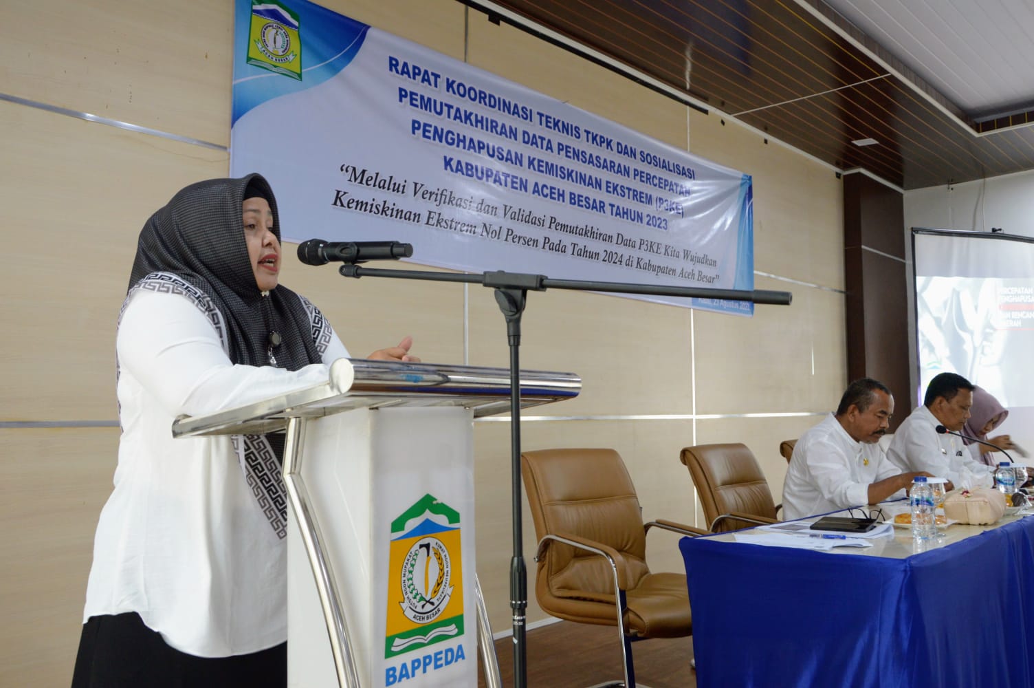 Ket. Foto : Kepala Bappeda Aceh Besar, Rahmawati SPd memberikan kata sambutan pada pembukaan Rakor Teknis TKPK dan Sosialisasi P3KI Tahun 2023 di Kantor Beppeda, Aceh Besar, Selasa (23/8)