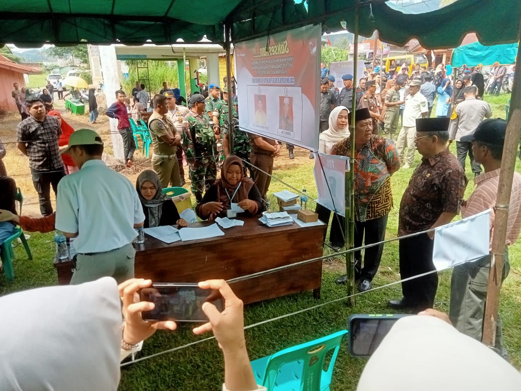 Wali Kota Irsan Efendi Nasution dan Wawako Arwin Siregar bersama Forkopimda meninjau pelaksanaan Pilkades Serentak di Desa Pal IV Pijorkoling. (Ist)