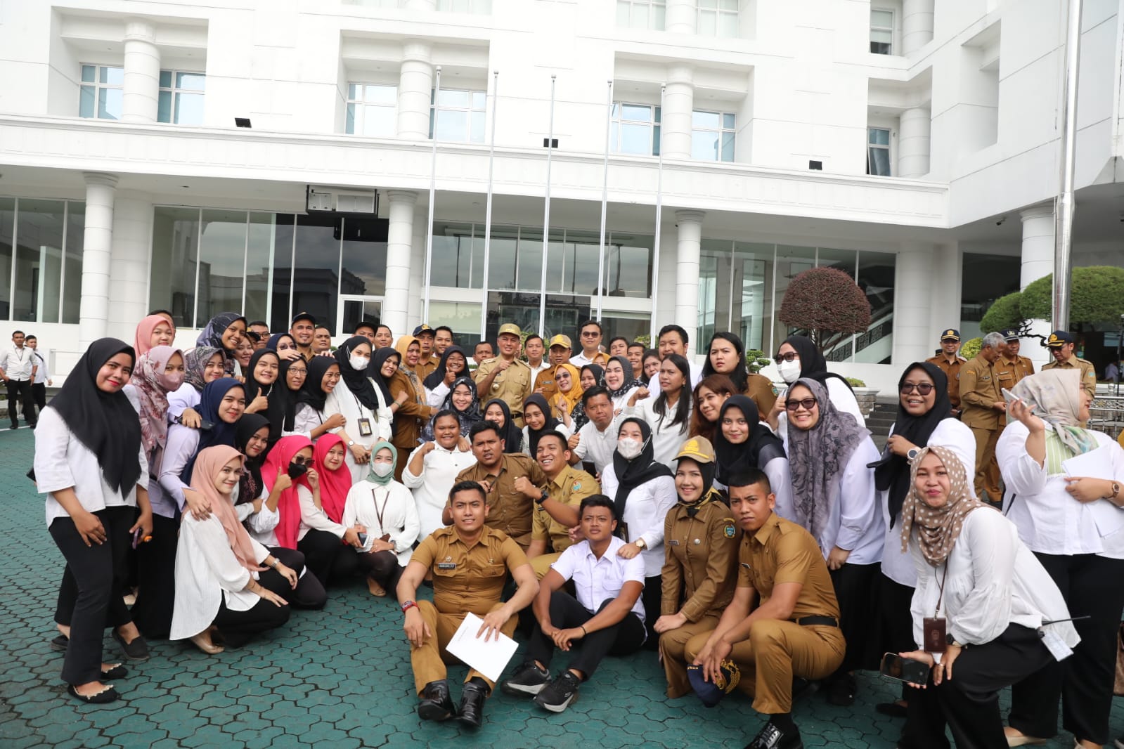 Teks: Wakil Gubernur Sumatera Utara (Wagubsu) Musa Rajekshah, foto bersama dengan para ASN, di kantor Gubernur Senin 4 September 2023.