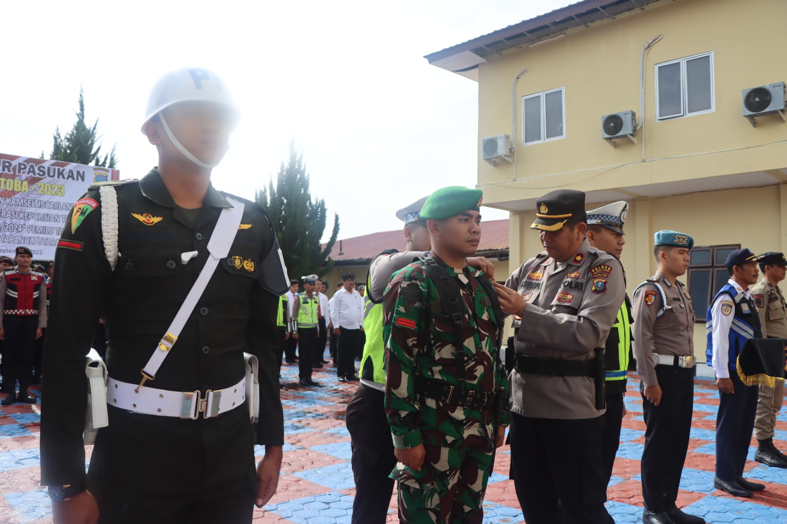 Wakapolres Taput, Kompol Jonni Sitompul menyematkan pita kepada petugas saat Gelar Pasukan dalam rangka pelaksanaan Operasi Zebra Toba 2023, di Mapolres setempat, Senin (4/9).ist