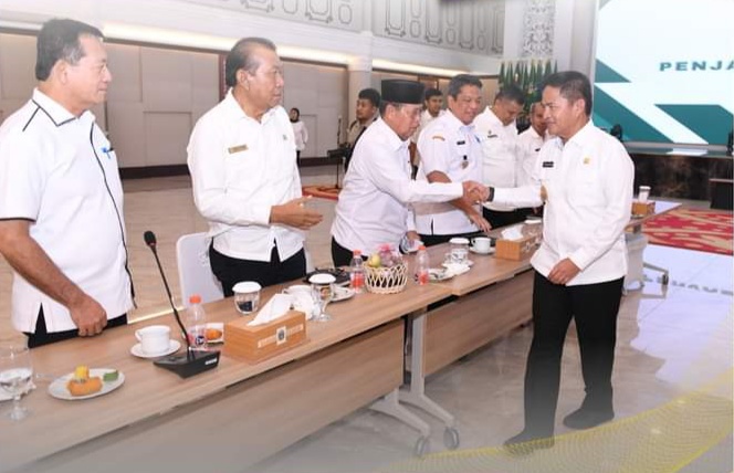 Berita Sore/Birong RT Teks poto: Wakil Wali Kota Padangsidimpuan, Ir. Arwin Siregar menghadiri rapat kordinasi (Rakor) perdana dengan penjabat (Pj) Gubernur Sumut, Hassanuddin di Aula Raja Inal Siregar, Kantor Gubernur, Jalan Ponegoro Nomor 30 Medan, Rabu (6/9).