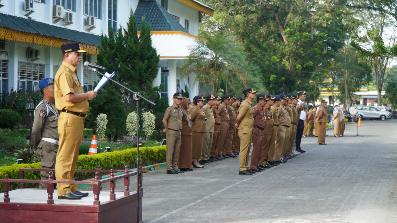 Teks Foto/Beritasore/ist  Asisten Pemerintahan dan Kesejahteraan Rakyat Drs H. Mulyono,M.Si memimpin Apel Gabungan  ASN di Lingkungan Pemerintah Kabupaten Langkat, di Halaman Kantor Bupati Langkat,Stabat, Senin (11/9/2022). 