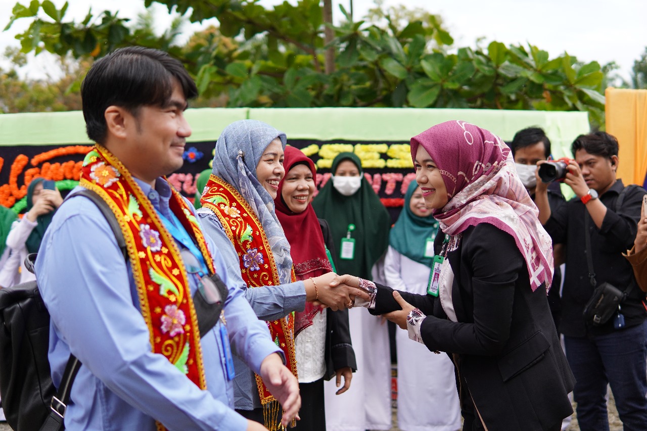 Berita Sore/Ahmad Zaelani Sidik: dr. Mardiana Manik M. KM, direktur RSUD Aceh Singkil saat menyambut tim pelaksana akreditasi dari lembaga Akreditasi Mutu dan Keselamatan Pasien Rumah Sakit (LAM-KPRS), Selasa (12/9/2023).