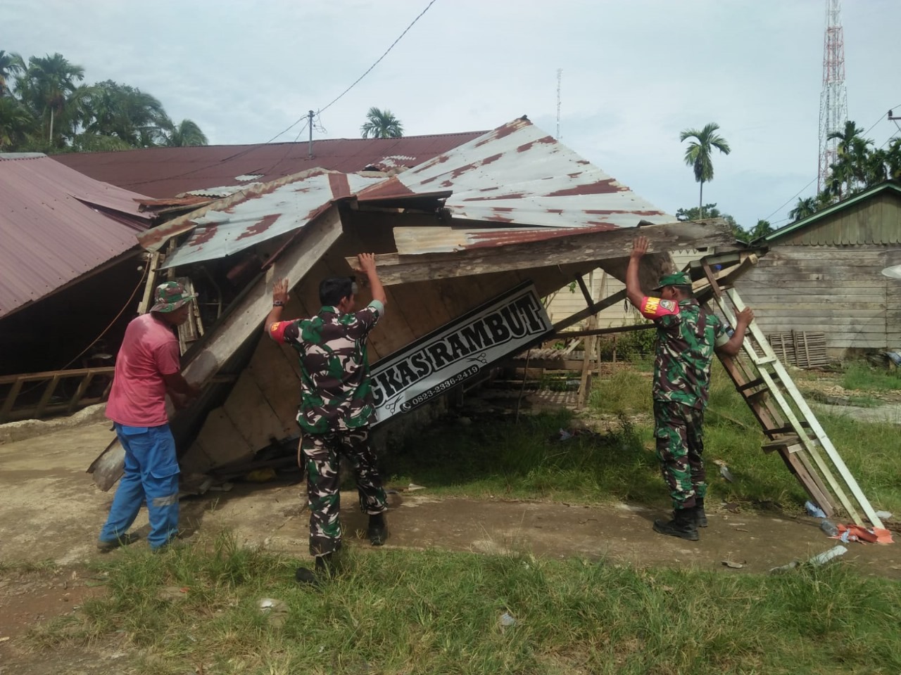 Personel TNI membantu penanganan dampak puting beliung di Gampong Seumirah, Kecamatan Nisam Antara, Aceh Utara, Selasa (12/9). Ist