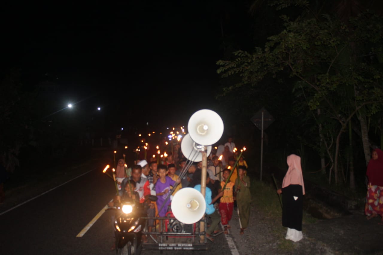 Ratusan warga Desa Suak Nibong, dipimpin Kades Tgk Adami Us, melantunkan zikir tolak bala, di kawasan jalan nasional Blangpidie-Tapak Tuan, Kecamatan Tangan-Tangan, Abdya. Foto direkam Selasa malam (12/9) lalu. Foto: Syafrizal