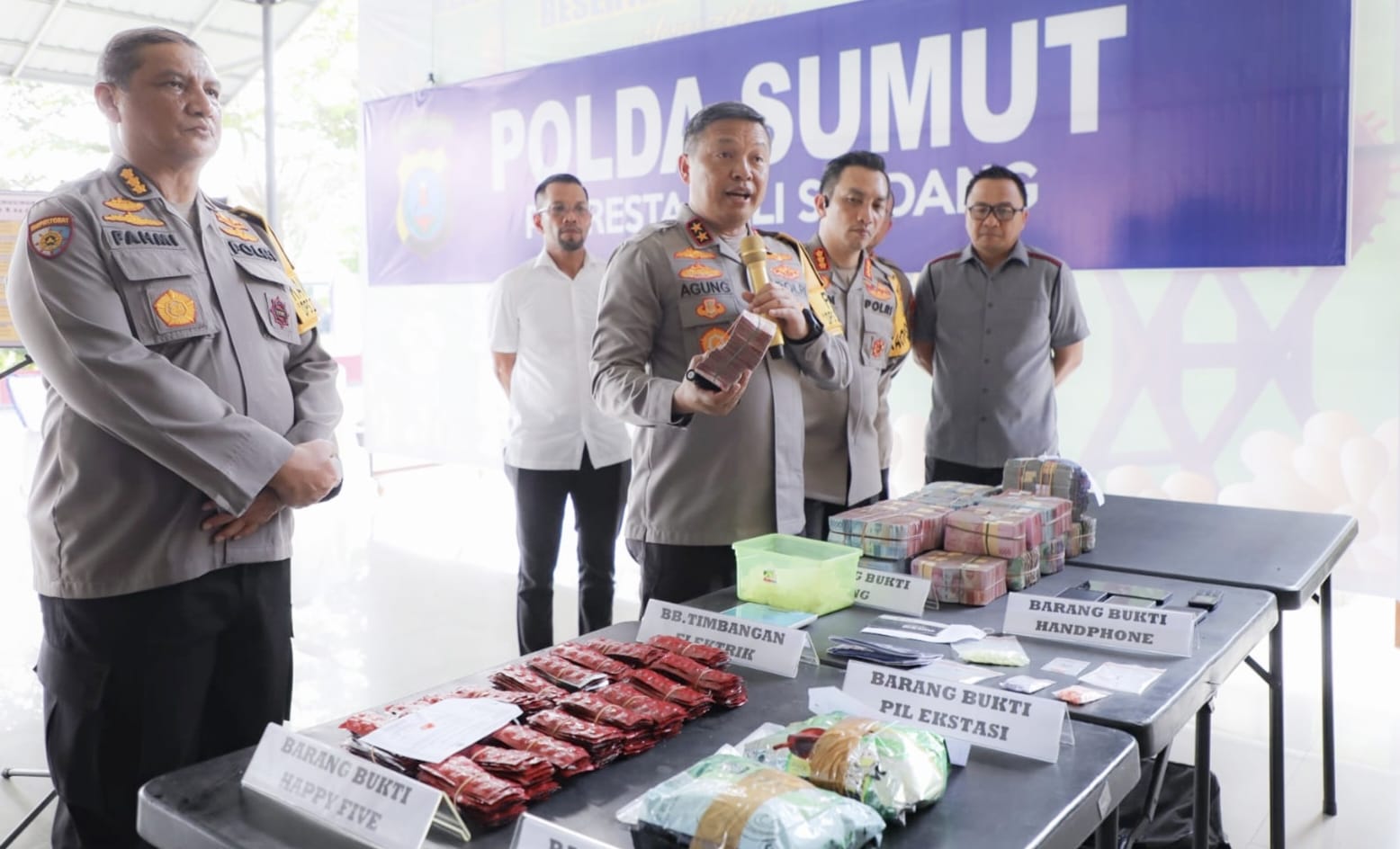 Kapolda Sumut Irjen Pol Agung Setya Imam Effendi, Kapolresta Deliserdang Kombes Pol Irsan Sinuhaji, Direktur Reserse Narkoba Kombes Pol Yemi Mandagi, Kasatres Narkoba Polresta Deliserdang Kompol Zulkarnain dan lainnya saat memperlihatkan barang bukti. (Foto: Edward Limbong).