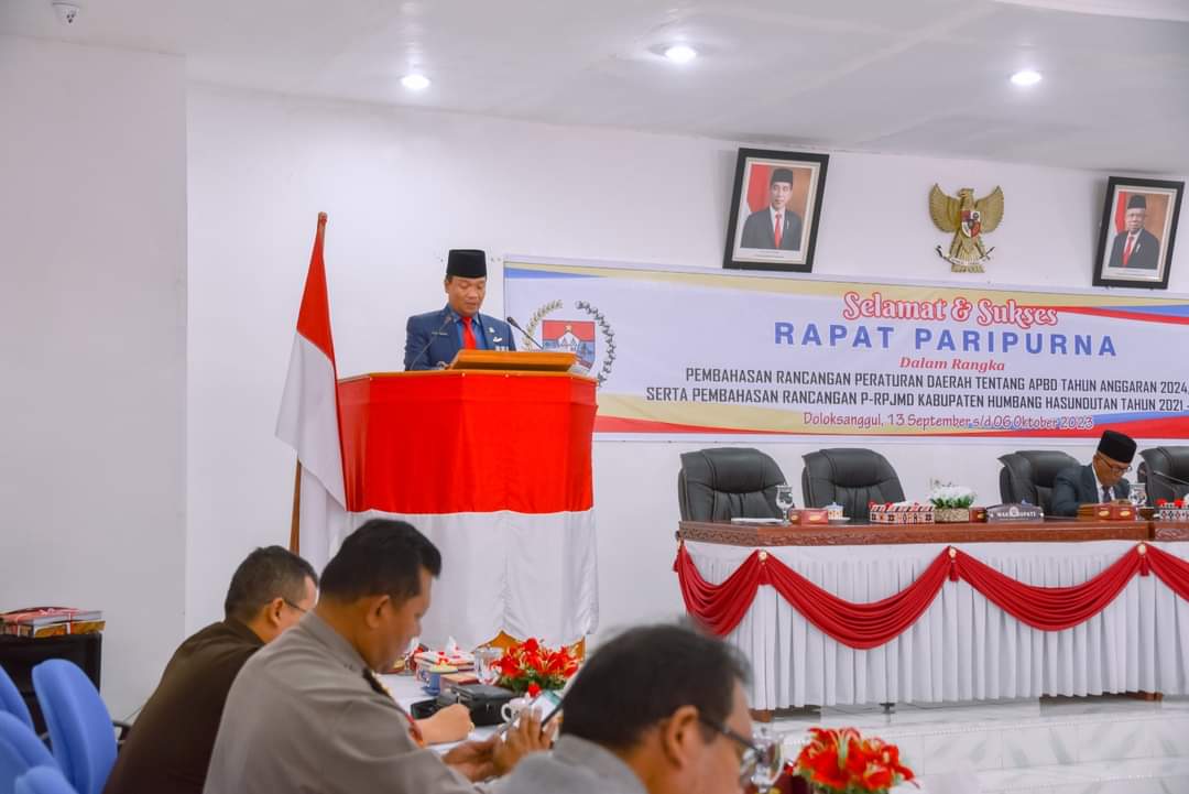 Ket Foto. WAKIL Bupati Humbahas, Oloan Nababan membacakan Nota Pengantar R-APBD Humbahas TA 2024 padla Rapat Paripurna di Gedung DPRD.Ist