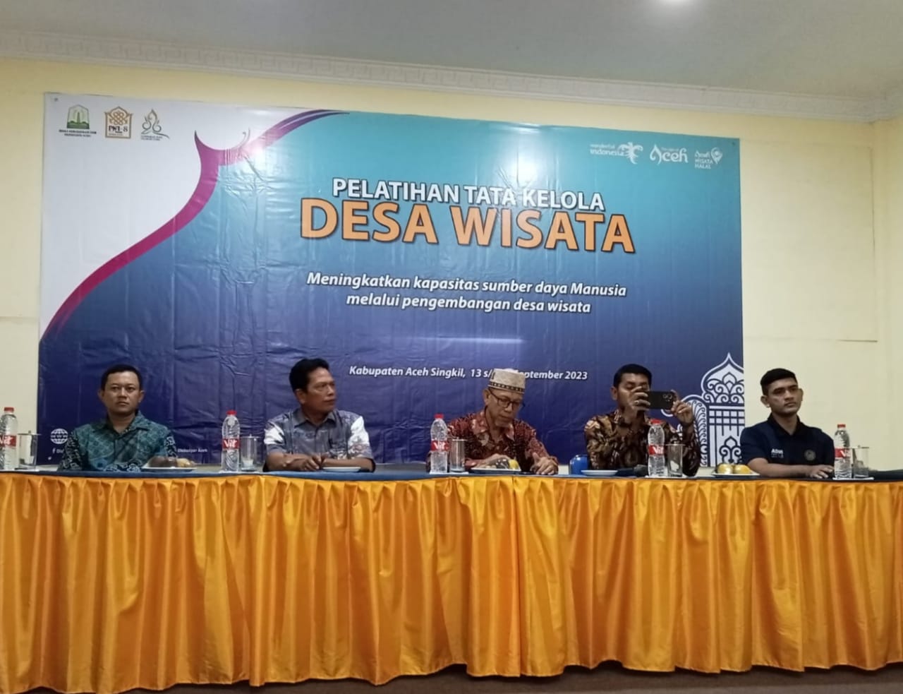 Berita Sore/Ahmad Zaelani Sidik: Kepala Dinas Pariwisata Pemuda dan Olahraga Aceh Singkil, Ir.Muzni didampingi kabid Pariwisata dan Kreasi, Juardin dan utusan Disbudpar Aceh saat membuka acara peningkatan kapasitas SDM bagi 13 desa wisata di Island hotel, Kamis (14/9/2023)