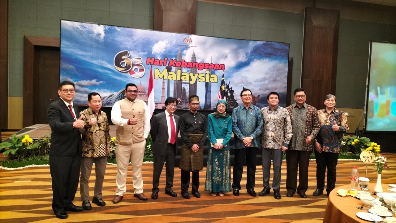 Teks foto Berita Sore/laswie wakid Konsul Malaysia di Medan Aiyub Omar (lima kiri) bersama Pemimpin Perusahaan Harian Waspada Rayati Syafrin dan Konsul negara sahabat seperti Konjen India Shubham Singh, Konsul Kehormatan Turki H Rahmad Shah, Konsul Kehormatan Timor Leste Irwansyah pada resepsi Hari Kebangsaan Malaysia ke 66 di hotel Santika Medan Jumat (15/9) malam