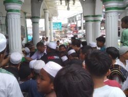 Bagikan Nasi Kotak, Warga “Serbu” Pengurus SMSI Madina