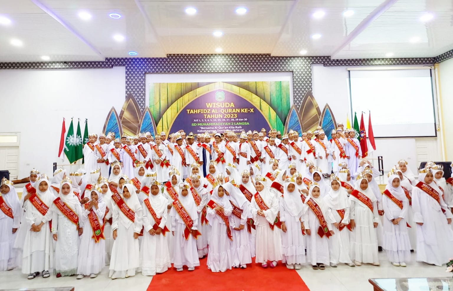 Teks Foto: Wisuda Tahfiz Alquran X tahun 2023 SD Muhammadiyah 2 Langsa di Aula Convention Hall Langsa, Sabtu (16/9). Foto: Munawar