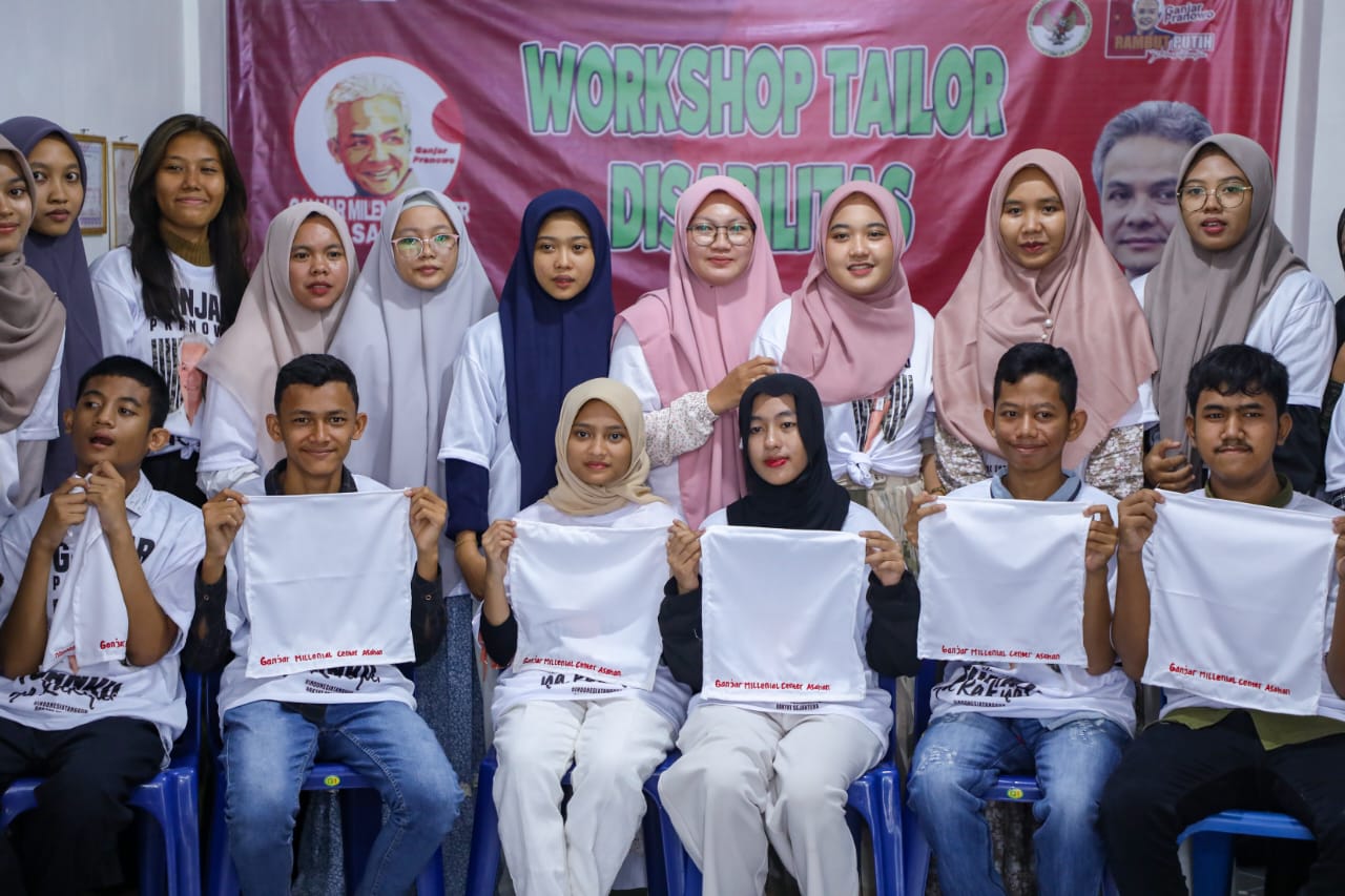 Teks Foto: Ganjar Milenial Center (GMC) Sumatera Utara (Sumut) saat menggelar pelatihan menjahit bagi penyandang Disabilitas di Lembaga Kursus dan Pelatihan Bina Putri, Kelurahan Kisaran Baru, Kecamatan Kisaran Barat, Kabupaten Asahan, Provinsi Sumatera Utara.