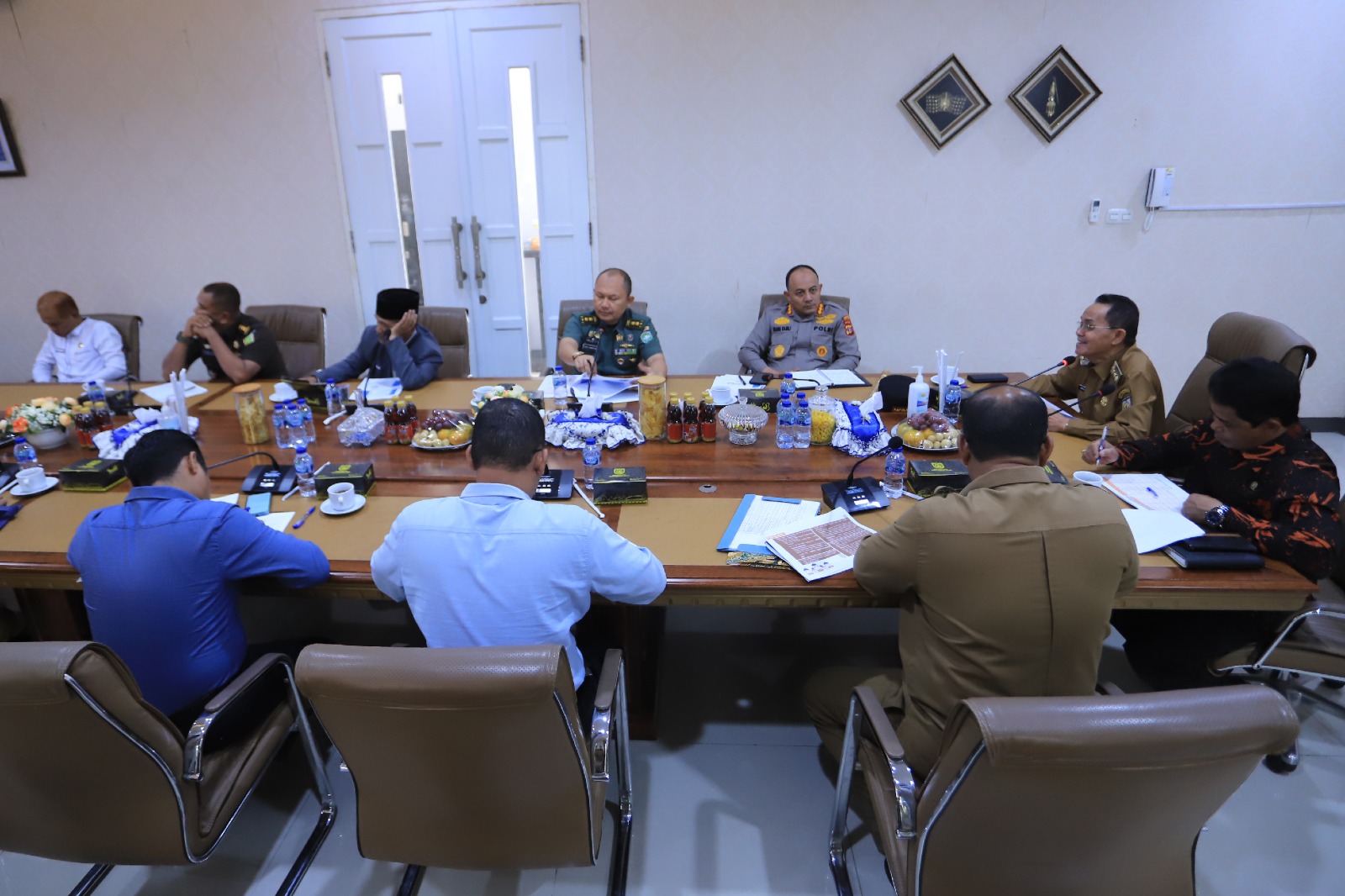 Teks foto: Forkopimda Kota Banda Aceh menggelar rapat terkait pemilihan keuchik secara langsung, di pendopo Banda Aceh, Senin (18/09/23).(Foto: T.Mansursyah)