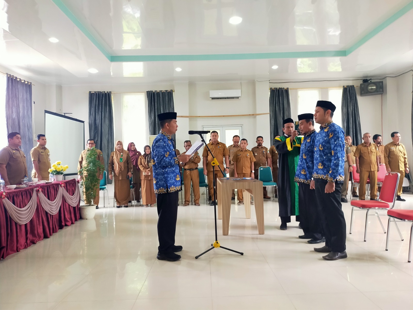 Sekda Abdya Salman Alfarisi ST, melantik dan mengambil sumpah dua pejabat Eselon III, dalam lingkungan Disdukcapil setempat. Selasa (19/9). Foto:Syafrizal