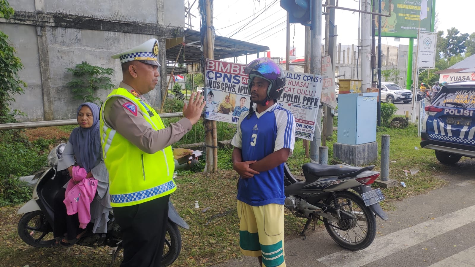 Kasat Lantas Polres Abdya, AKP Tri Andi Darma, saat memberikan pemahaman kepada pengendara, yang kedapatan melanggar aturan tertib berlalulintas. Selasa (19/9). Foto: Syafrizal