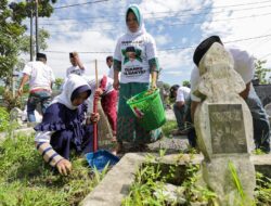 Bareng Remaja Masjid, Ustaz Sahabat Ganjar Bebersihkan Area Pemakaman di Deli Serdang