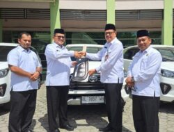 Kakanwil Kemenag Aceh Serahkan Tiga Unit Mobil Dinas