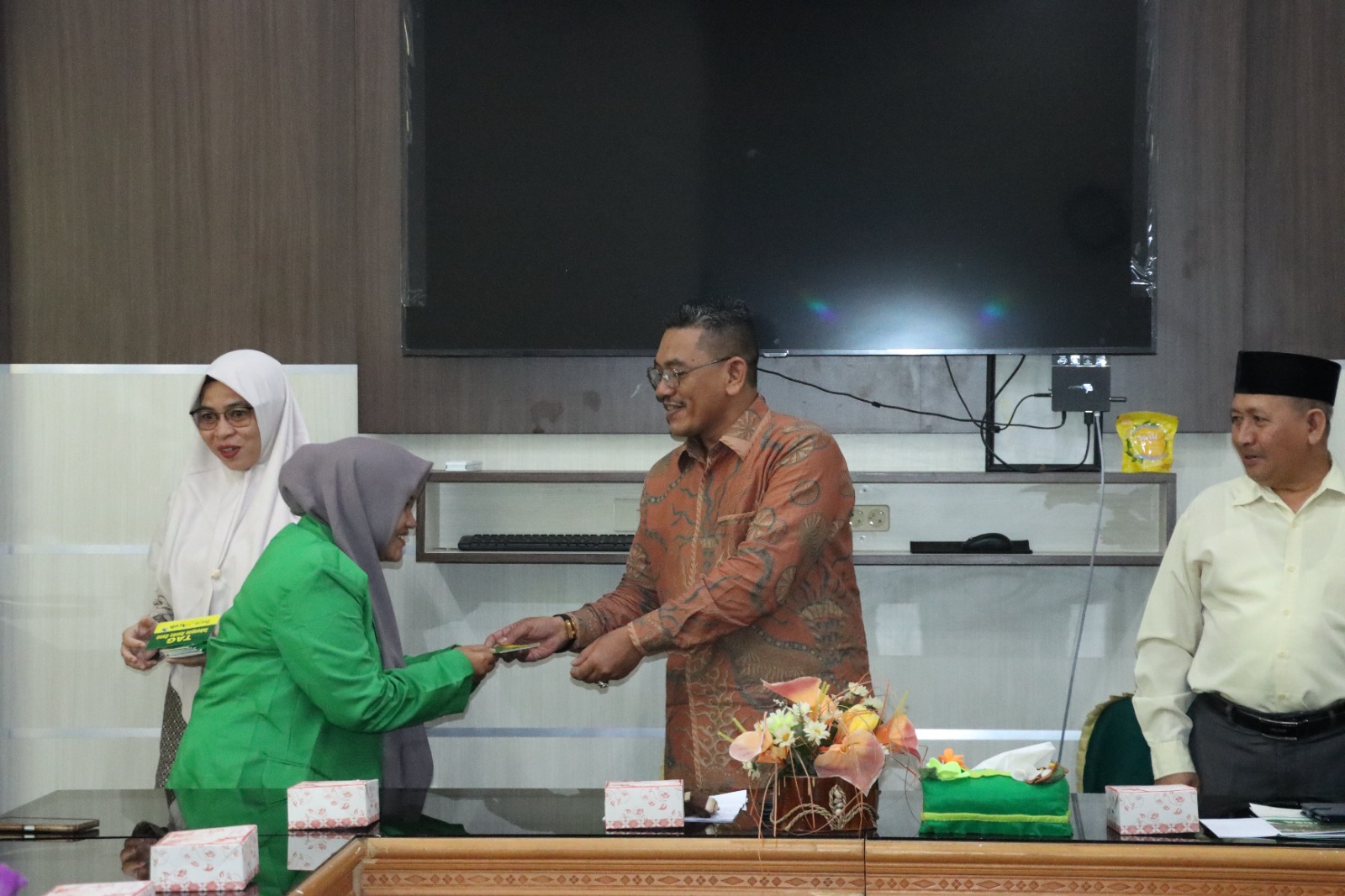 Rektor IAIN Langsa, Prof. Dr. Ismail Fahmi Arrauf Nasution, MA saat menyerahkan beasiswa Aceh Carong secara simbolis kepada 73 mahasiswa Institut Agama Islam Negeri (IAIN) Langsa di ruang rapat rektor, Rabu (20/9).