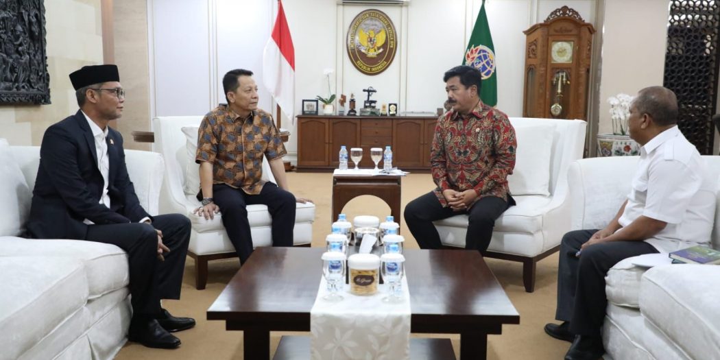 Ket. Foto : Penjabat (Pj) Gubernur Aceh Achmad Marzuki bersama dengan Anggota DPR RI Fraksi Gerindra asal Aceh TA Khalid, saat berdiskusi dengan Menteri ATR/BPN Hadi Tjahjanto, di ruang kerjanya di Jakarta, Selasa (19/9). (Ist)