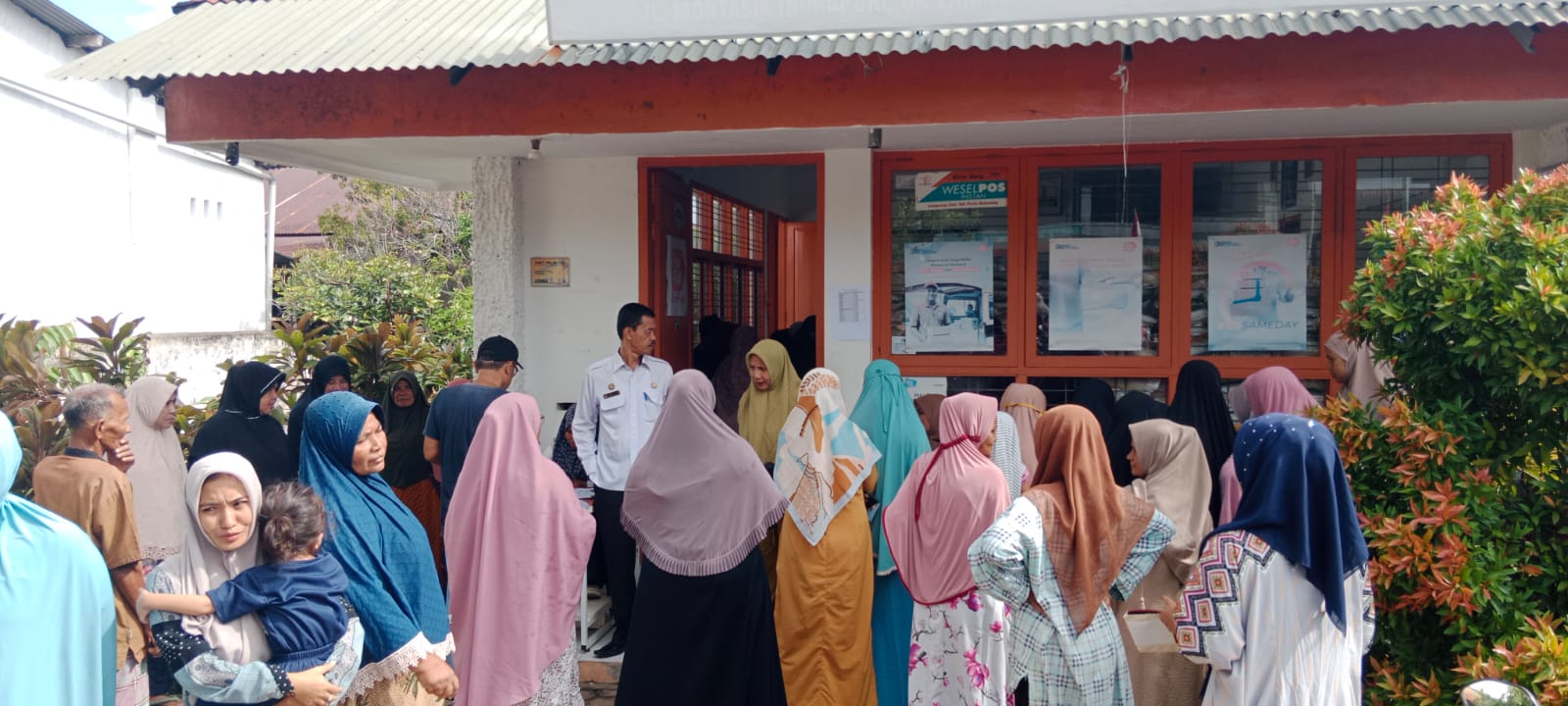 Masyarakat penerima bantuan Pangan Cadangan Beras Pemerintah tahap II memadati Kantor PT. POS Indonesia Cabang Pembantu Kecamatan Montasik, Rabu (20/9). (Foto: Zafrullah)