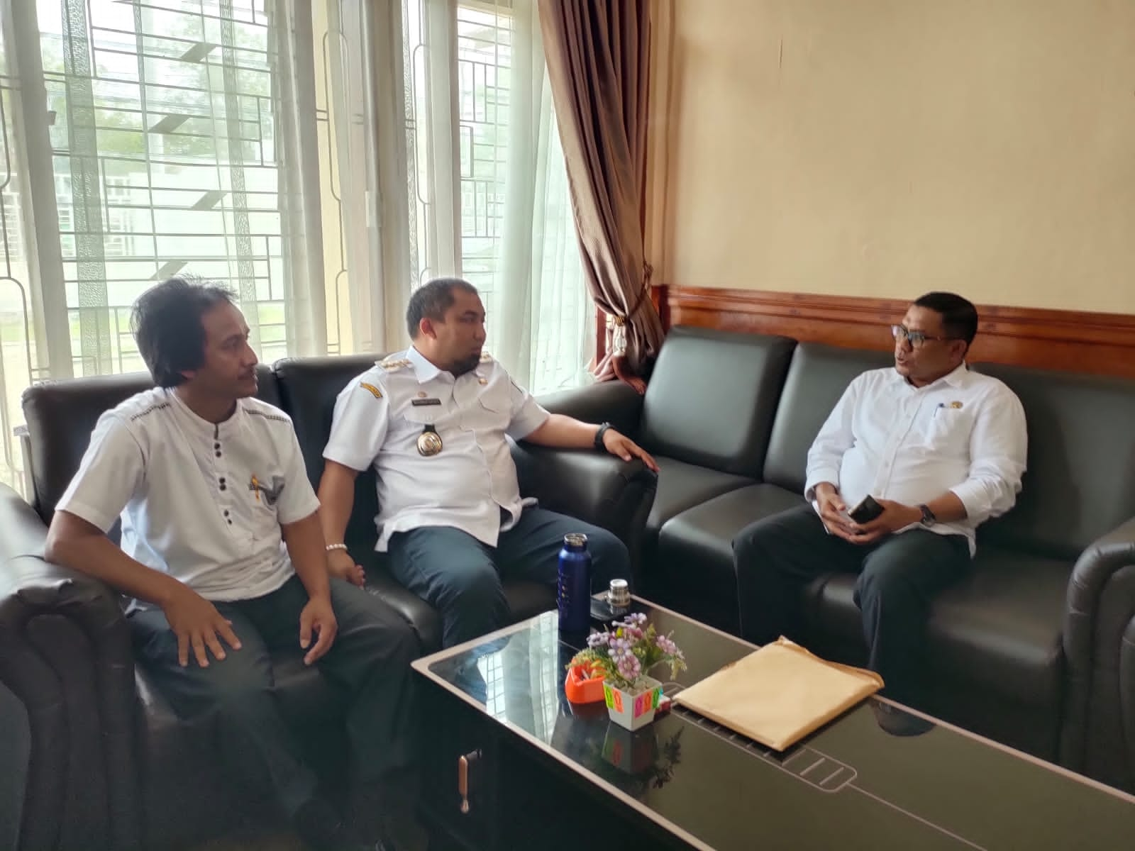 Pj Bupati Muhammad Iswanto memberikan arahan terkait persiapan peserta MTQ Aceh Besar di Kantor Dinas Syariat Islam Aceh Besar, Kota Jantho, Rabu (20/9). (Foto: Zafrullah)