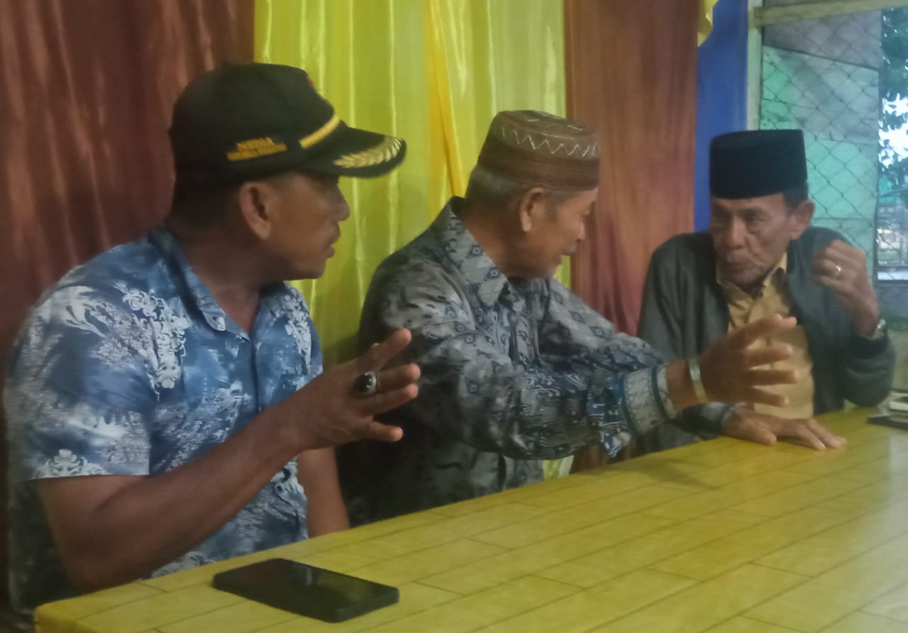 Berita sore/Ahmad Zaelani Sidik: Drs. H. T . Zulkarnaini atau lebih akrab disapa Ampon Bang,(peci hitam,red) terlibat berbincang serius di kediaman sesepuh Partai Golkar Aceh Singkil, H. Ahmad Lolo, Pulo Sarok,Rabu (20/9/2023).