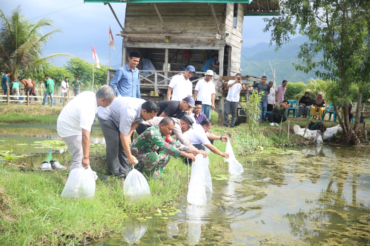 Kepala DKP Aceh Besar Arifin SHI, M.Si bersama masyarakat Ulee Tuy duduk dan ngopi bersama menjelang pelepasan bibit ikan nila pada kolam ikan di Gampong Ulee Tuy, Kecamatan Darul Imarah, Rabu (20/9). (Foto: Zafrullah)