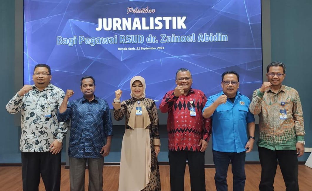 Teks Foto: Kepala Instalasi Pusdiklat RSUDZA dr. Andrie Gunawan, SpPD; Wakil Ketua Bidang Pendidikan Asnawi Kumar; Wadir Pengembangan SDM RSUDZA Dr. Arifatul Khorida, MPH, FISQua; Kabid Pendidikan dan Pelatihan dr. M. Fuad, SpPD, KHOM, FINASIM; dan Kepala Seksi Pelatihan Medis dan Non-medis Mustafa, SKM, M.Kes foto bersama usai pembukaan pelatihan jurnalistik bagi staf RSUDZA Banda Aceh, Kamis (21/9). (Ist) )