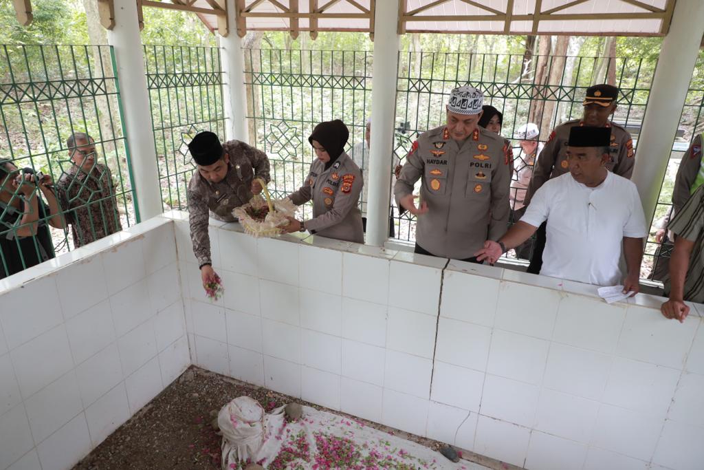 Kapolda Aceh Irjen Ahmad Haydar didampingi Pj Bupati Aceh Besar dan Kapolres Aceh Besar ziarah dan tabur bunga di Makam Pahlawan Nasional Teuku Panglima Polem, di Gampong Lamsie Kecamatan Kuta Cot Glie,Aceh Besar, Kamis (21/9). (Foto: Zafrullah)