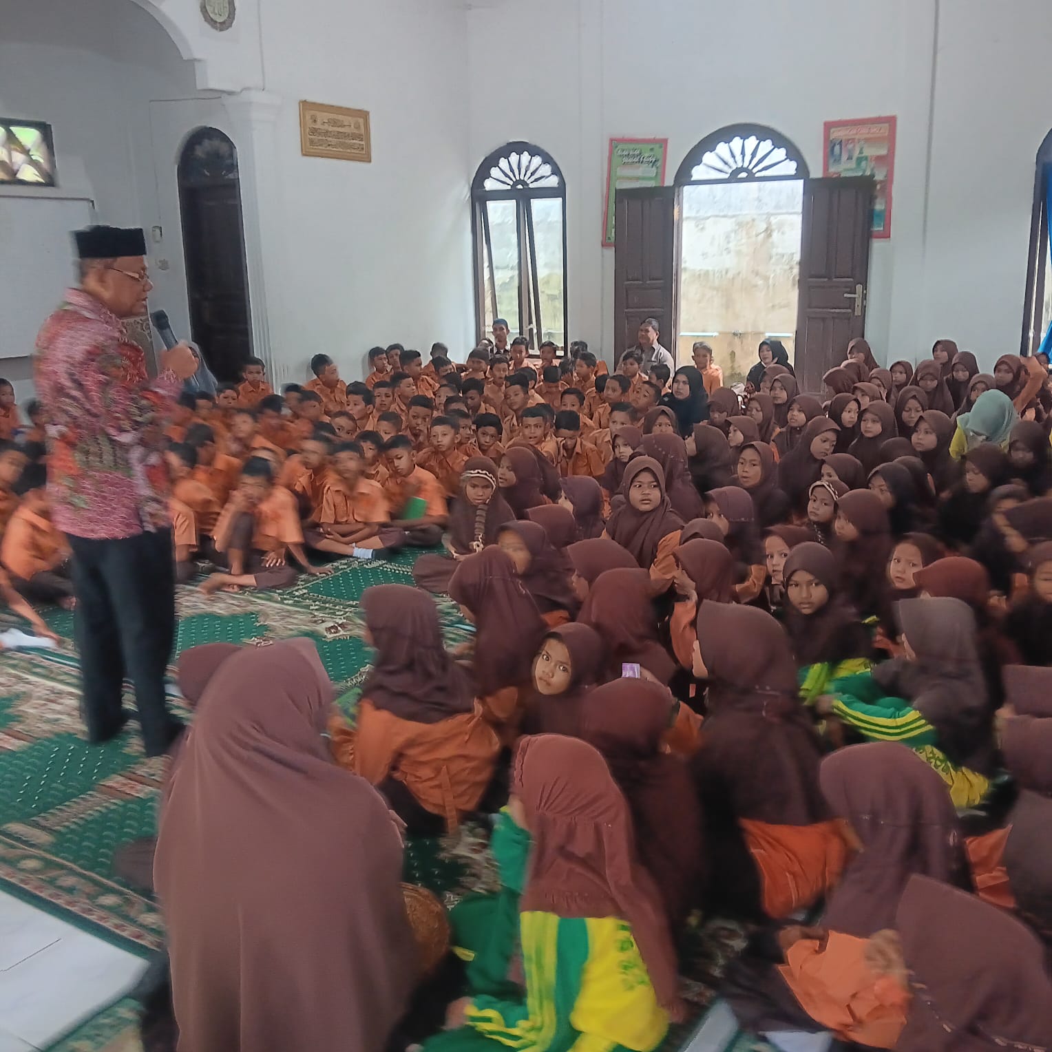 Ketua MAA Langsa saat mengisi pengajian umum untuk anak-anak SD. (Foto: Ibnu Sa'dan)