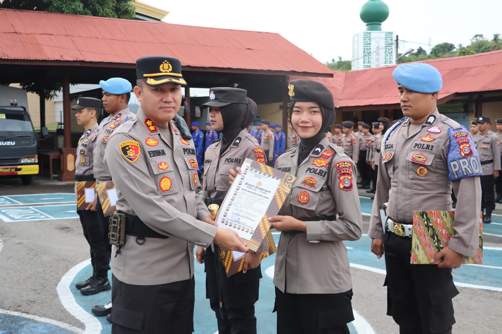 Teks Foto : Kapolres Sabang, AKBP Erwan, SH, MH menyerahkan piagam penghargaan kepada personilnya yang berhasil meraih juara pada kejuaraan Pengdam Iskandar Muda open karate Championship 2023. (Ist.)