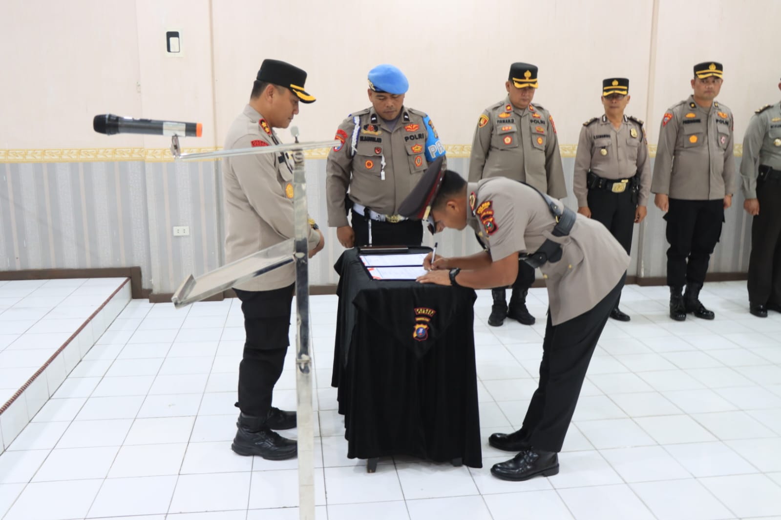 Keterangan poto: Terlihat Kasat Reskrim Polres Binjai menanda tangani berita acara serah terima disaksikan oleh Kapolres Binjai(Waspada/Ist).