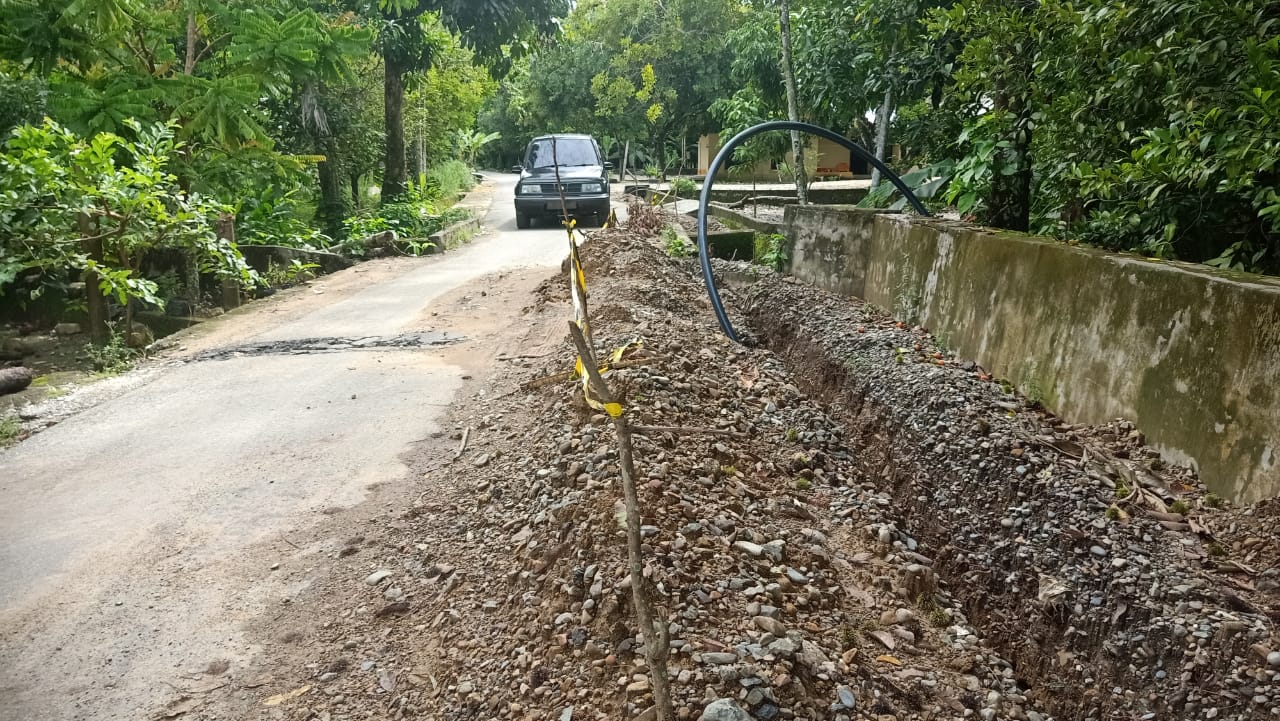 Gundukan tanah bekas galian pipa instalasi air bersih, di kawasan Desa Mesjid, Kecamatan Tangan-Tangan, Abdya, yang mengancam keselamatan pengendara. Selasa (26/9).(Syafrizal).