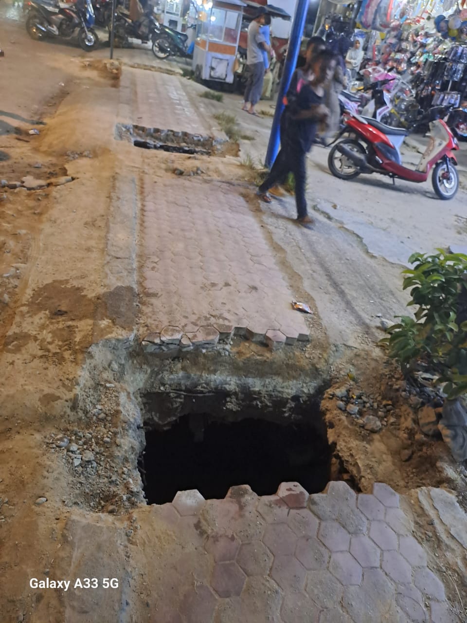 Lubang bekas galian paret dikerjakan tanpa rambu dan mengambil korban pengguna jalan.