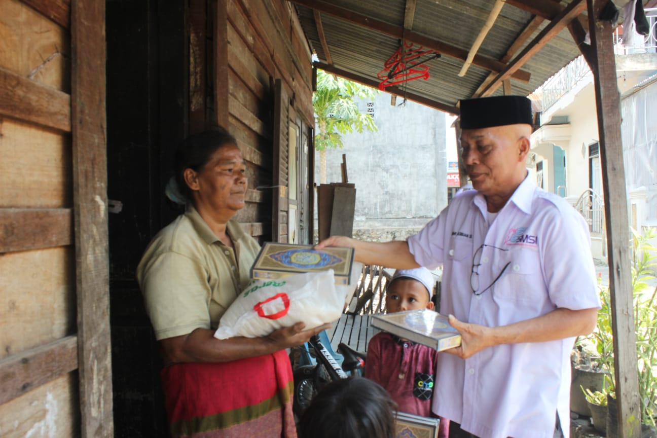 beritasore/Ist HUT ke-1 SMSI Madina dan menyambut Maulid Nabi Muhammad SAW, salurkan satu ton beras dan kitab suci Alquran kepada dhuafa dan yatim di Panyabungan sekitarnya.