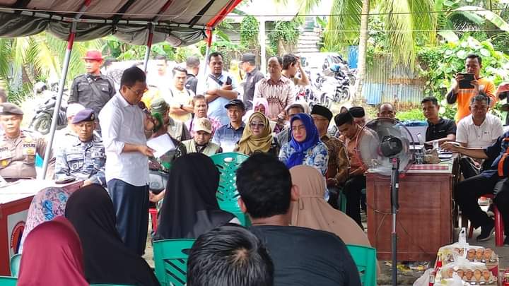 Pj.Bupati Simeulue Ahmadliyah dan unsur Forkopimda foto bersama dengan perwakilan korban kebakaran Sinabang di tenda darurat di Potongan Sinabang Sabtu (30/9). (Foto: Rahmad).