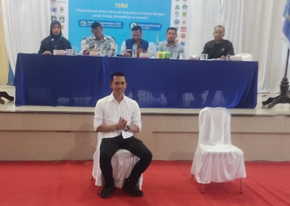 Tampak DPD I KNPI Aceh saat berfoto bersama dengan Ketua terpilih bung Riski Maulana dan para pengurus serta ketua OKP dalam Musda VI KNPI Kota Langsa di Aula Graha Pemuda, Sabtu (30/9) malam. (Foto: Rapian)