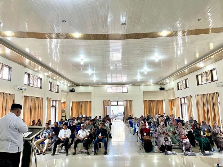 Asisten III Bidang Administrasi Umum Setdakab Abdya, Edi Darmawan, membuka kegiatan Bimtek perizinan, yang digagas DPMPTSPNakerTrans Abdya, Rabu (20/9). (Foto: Syafrizal).