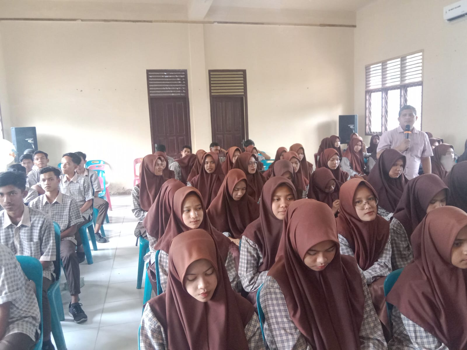 Teks Foto: Siswa SMA Negeri Tanah Pasir, mengikuti kegiatan sosialisi pemilu yang diadakan Badan Kesbangpol setempat, Rabu (20/9).