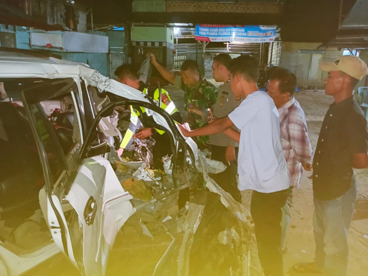 Aparat kepolisian dan TNI bersama masyarakat setempat saat melakukan evakuasi penyelamatan korban Toyota Innova yang terjepit, Senin (25/9).