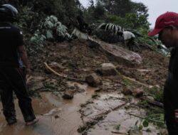 Jalan Utama Lubuk Sidup – Tanjung Gelumpang Tertimbun Longsor