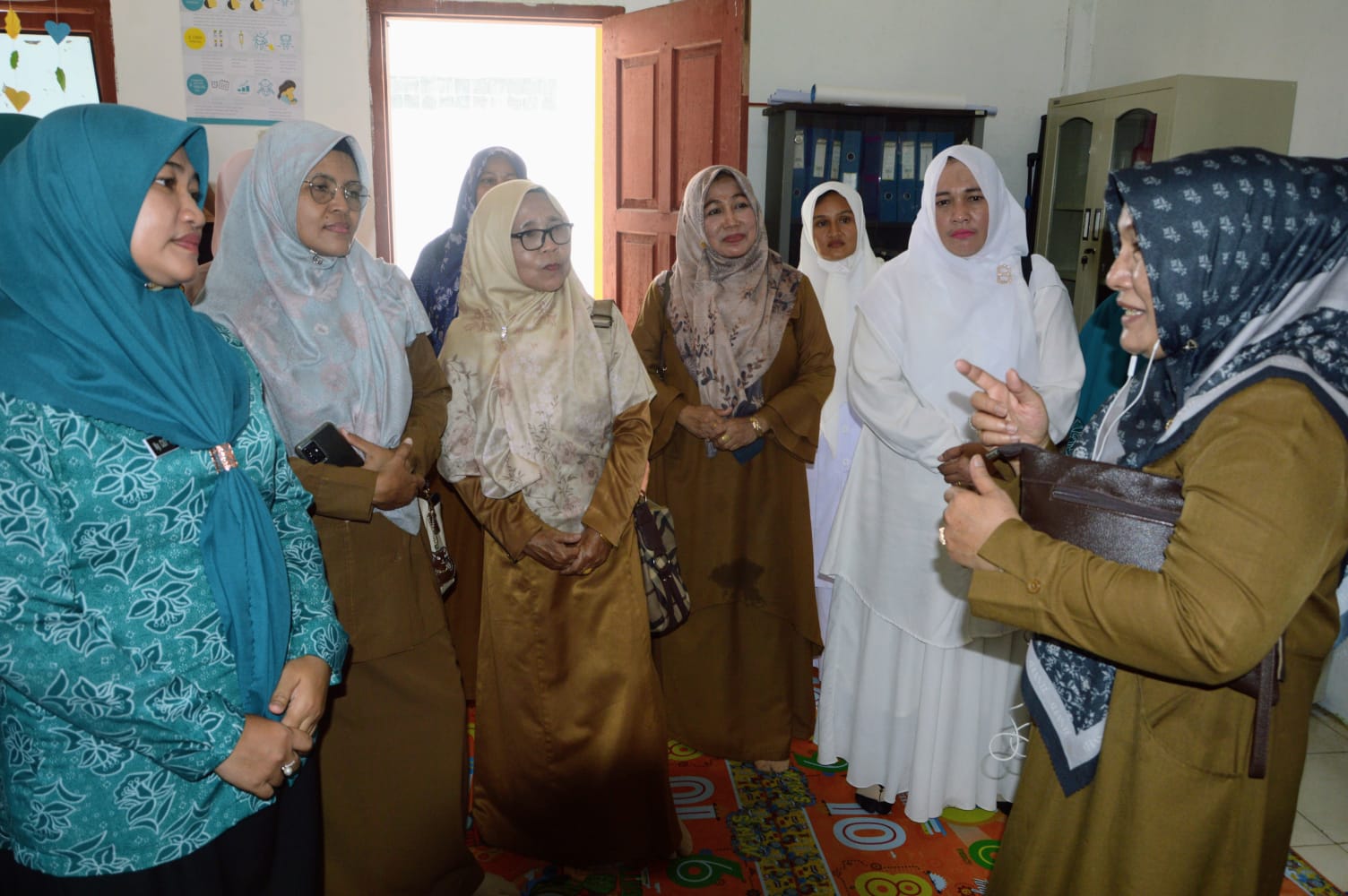 Pj Ketua TP-PKK Aceh Besar, Cut Rezky Handayani, bersama Kepala BKKBN Provinsi Aceh, Safrina Salim, berdialog dengan sejumlah anggota tim PKK usai acara penyerahan BKB KID Stunting di Gampong Lam Ujong, Kecamatan Baitussalam, Aceh Besar, Senin (25/9). (Foto: Zafrullah)