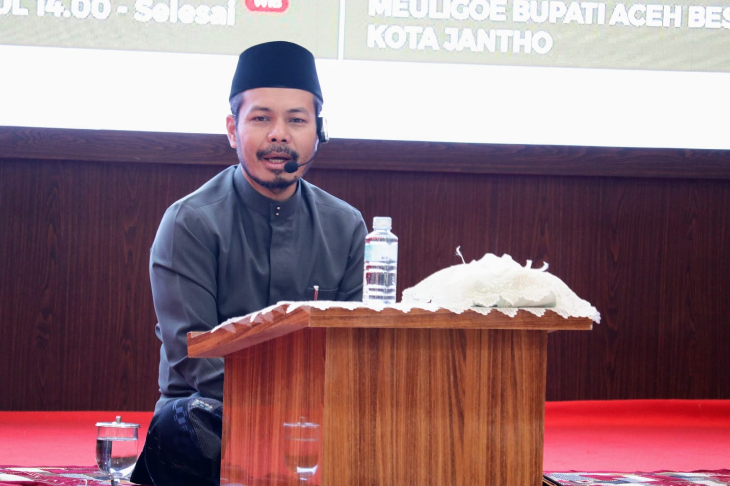 Pimpinan Pondok Pesantren Babul Magfirah, Cot Keueng, Ustadz Masrul Aidi LC MA, saat memberikan tausiyah kepada jamaah pengajian rutin TP-PKK Aceh Besar yang berlangsung di Meuligoe Bupati Aceh BBesar di Kota Jantho, Selasa (26/9). (Foto: Zafrullah)