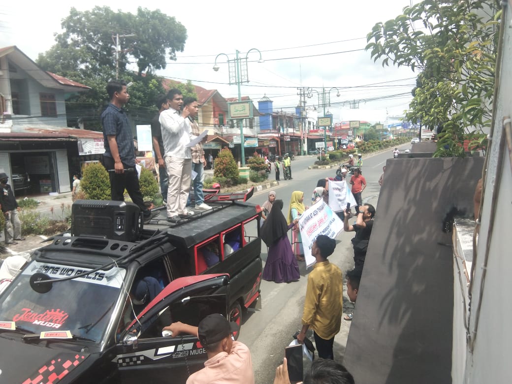 Orasi : Tampak Penanggung Jawab Aksi demo dari Aliansi Masyarakat Aceh Tenggara (AMAT) Dahrinsyah tengah melakukan orasi di depan gedung DPRK Agara Jalan Jendral Ahmad Yani Kutacane pada Jum'at siang (29/9).