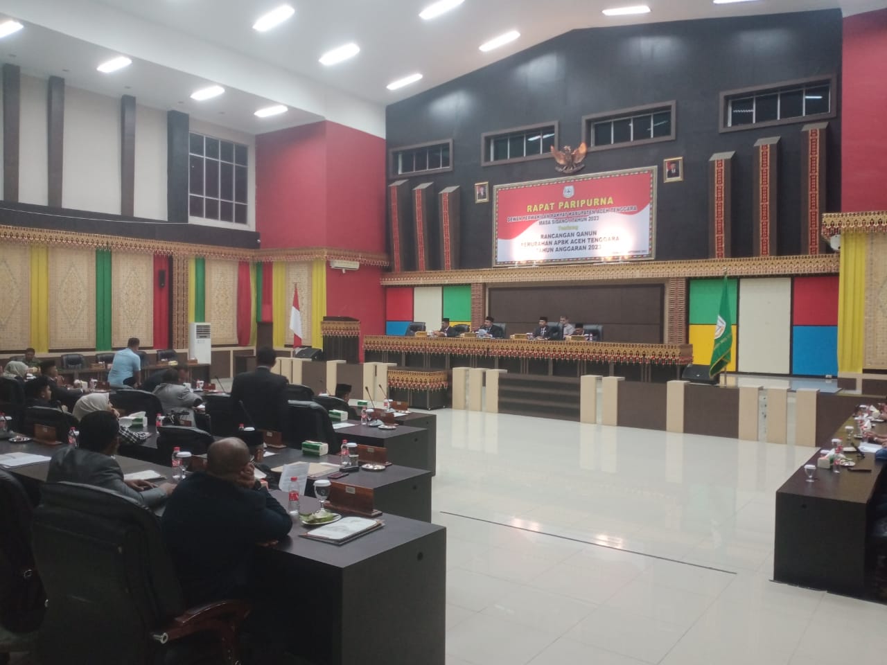 Ketuk Palu : Ketua DPRK Agara Denny F Roza tampak melakukan pembukaan rapat Paripurna DPRK masa sidang I tahun 2023 tentang rancangan Qanun perubahan Anggaran Pembiayaan Belanja Daerah Kabupaten (APBK) 2023 berlangsung sejak Jum'at dan Sabtu (29-30/9).dengan mengetuk palu yang sempat pindah tangan. Berita Sore/Husaini Amin