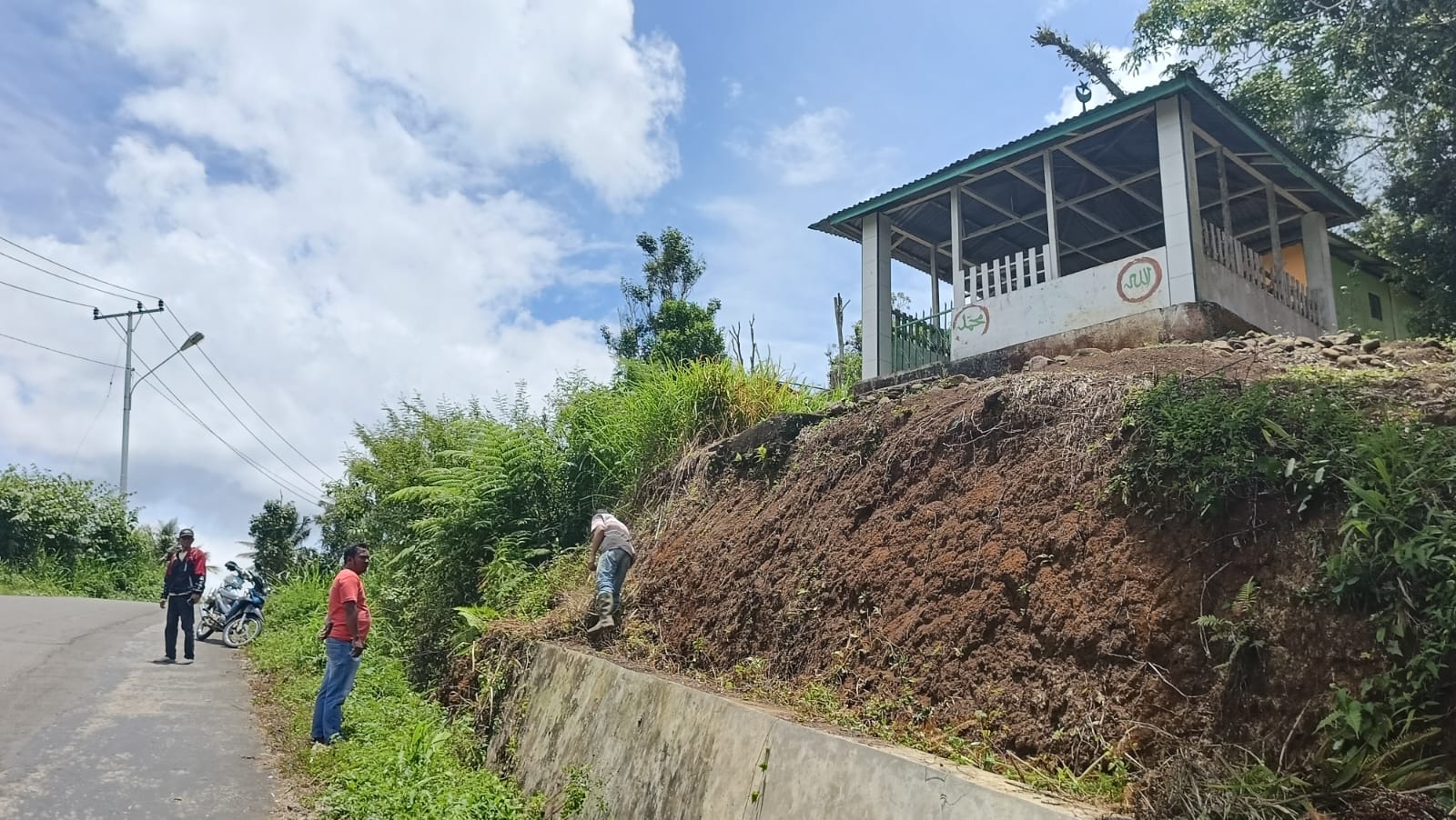 Tangga menuju Makam Tuan Syekh Daud Pakpahan Bin Djalal di Dusun Sitorbis yang terputus akibat pelebaran jalan.(Foto: Syarif Ali Usman)