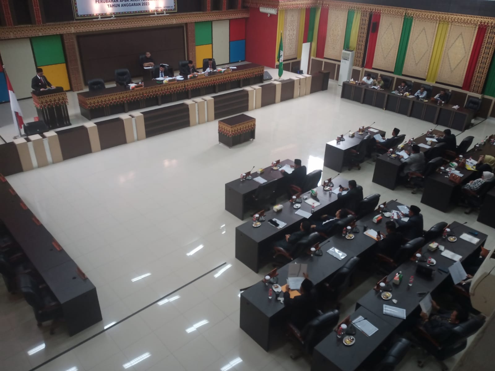 Pejabat Bupati Agara Syakir tengah menyampaikan jawaban atas pandangan Umum akhir fraksi dalam Rapat Paripurna masa sidang I Tetang Rancangan Qanun Perubahan APBK Agara tahun Anggaran 2023,Sabtu (30/9). Berita Sore/Husaini Amin